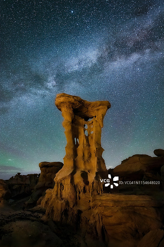 新墨西哥州阿什-西-斯莱-帕荒野研究区梦之谷的外星人宝座砂岩石上的银河图片素材
