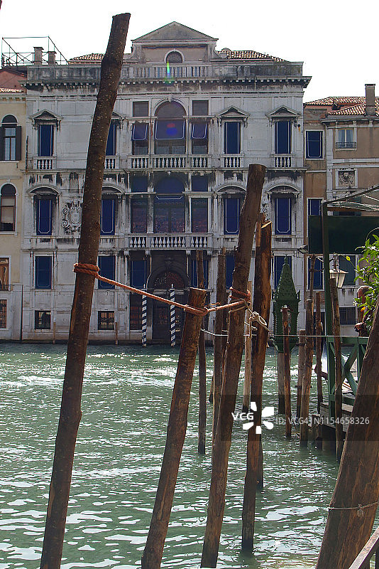 威尼斯的一排贡多拉图片素材