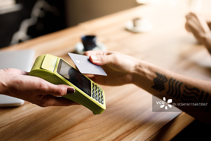 使用非接触式信用卡支付账单图片素材