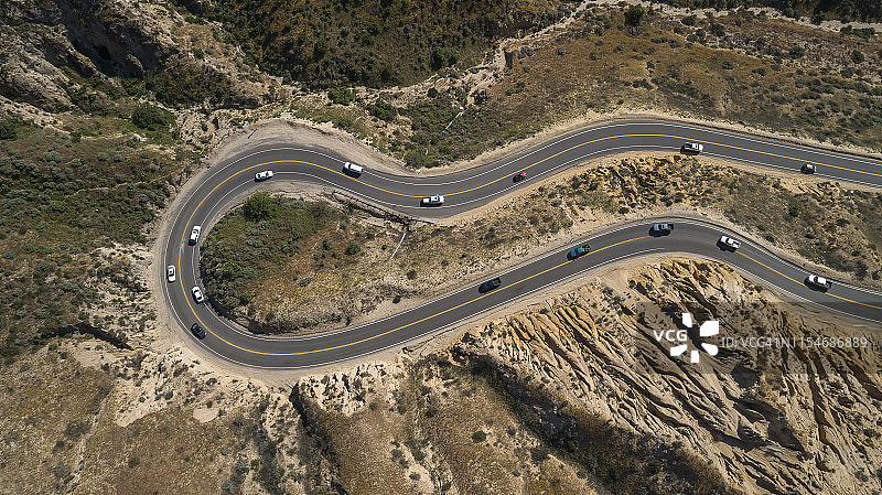 加利福尼亚州穆尔帕克附近格里姆斯峡谷路上交通拥堵图片素材