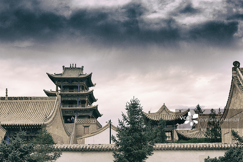 青海玉皇阁蓝天白云下的景色图片素材