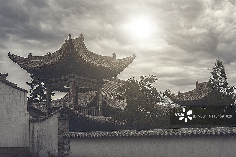 青海玉皇阁蓝天白云下的景色图片素材