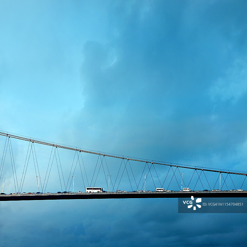 阴天下的斜拉桥和车流图片素材