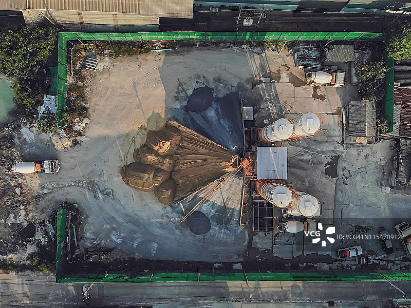 航拍：预制水泥厂向建筑工地运送水泥图片素材