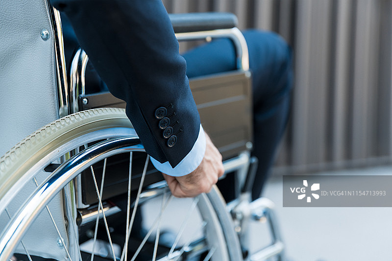 坐在轮椅上的商人图片素材