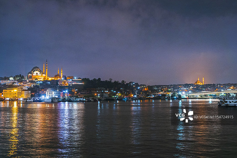 伊斯坦布尔夜景：博斯普鲁斯海峡苏莱曼尼耶清真寺（吕斯泰姆帕夏清真寺）图片素材
