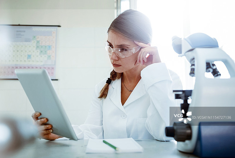 在研究场所的年轻医生图片素材