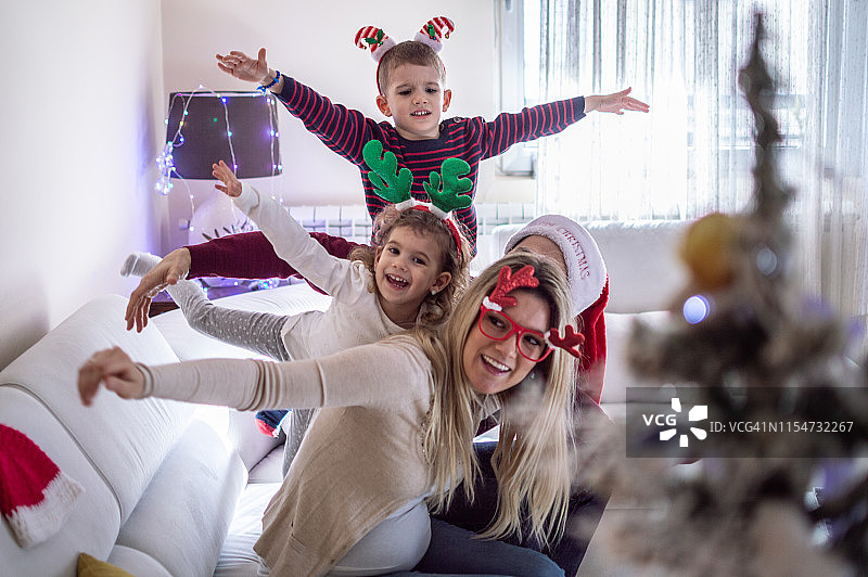 家庭的爱在平安夜图片素材