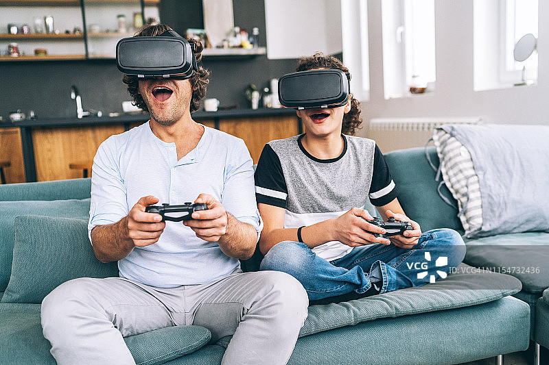 父子玩VR模拟器图片素材