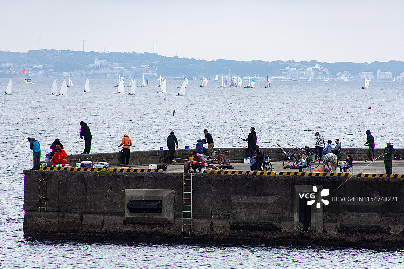 日本码头上的人图片素材