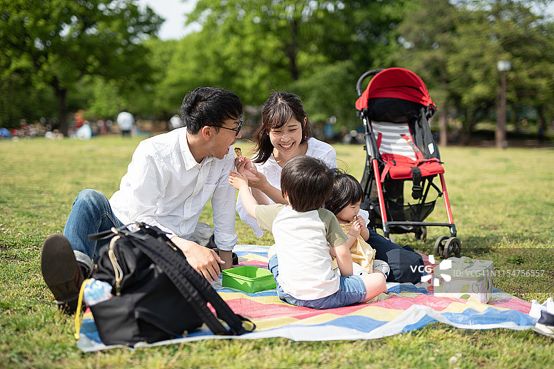 一家人野餐图片素材
