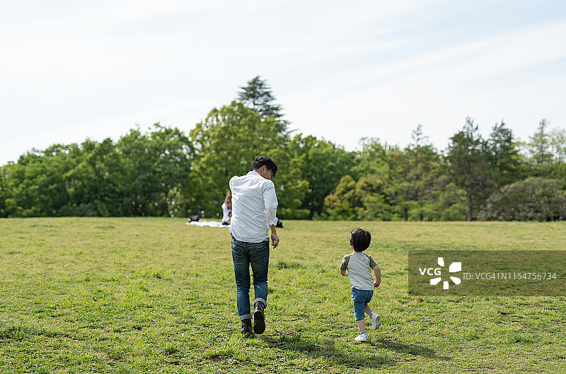 慈爱的父亲和儿子玩耍图片素材