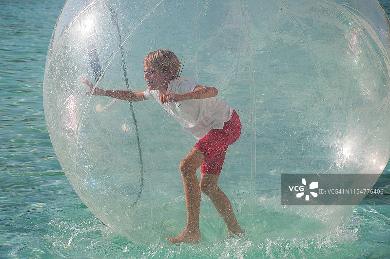 水上悠波球里的男孩图片素材