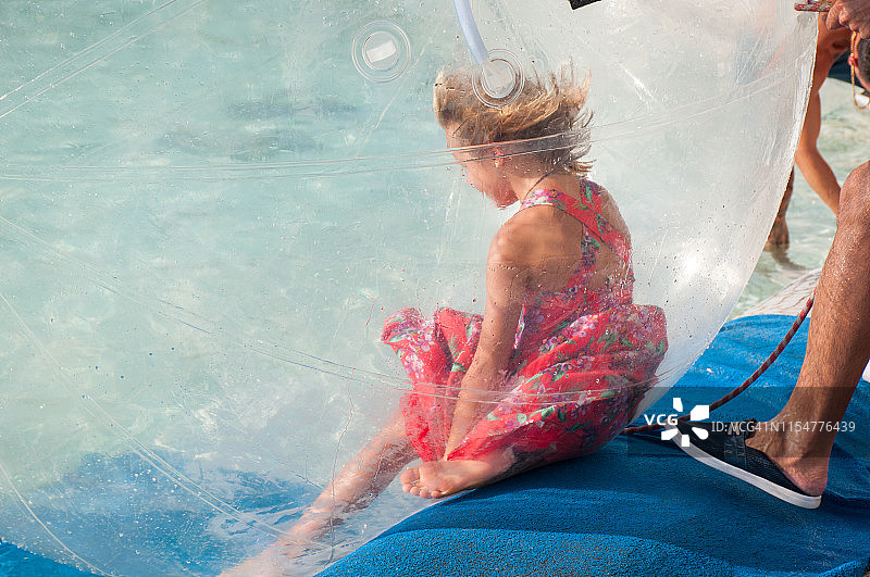 在水上悠波球里的年轻女孩图片素材