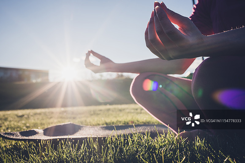 在自然中冥想图片素材