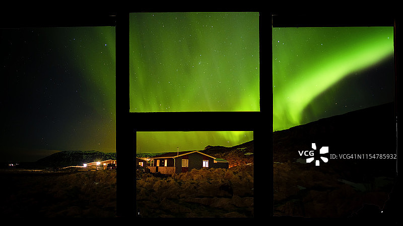 从窗口望出去的美丽冰岛自然风光图片素材