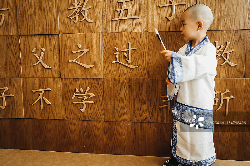 在图书馆里可爱的孩子图片素材