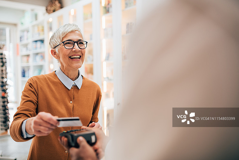 女人使用信用卡支付图片素材