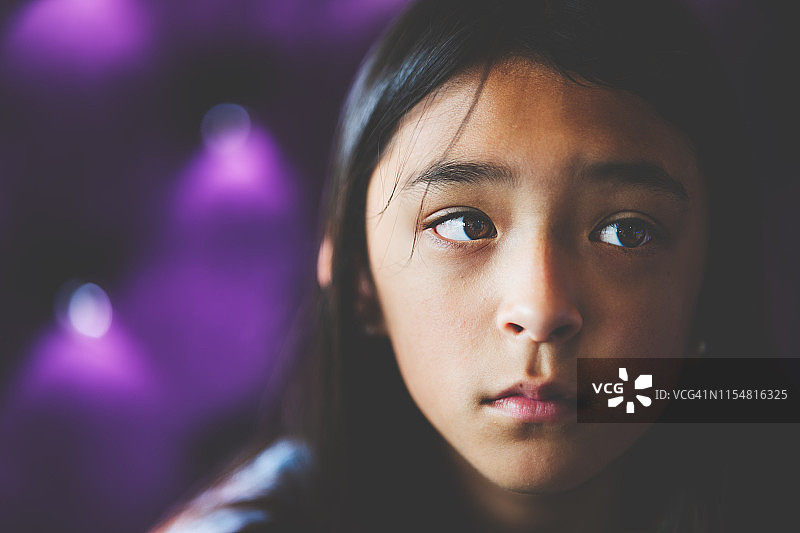 年轻女孩的阴暗窗户光线肖像图片素材