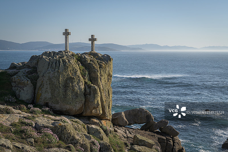 海岸线上的十字架图片素材