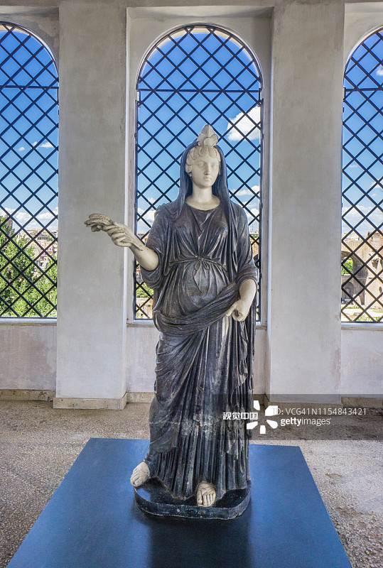 法尔内塞花园禽舍中的伊西斯-福尔图娜雕像（罗马，意大利，2018年6月28日）图片素材