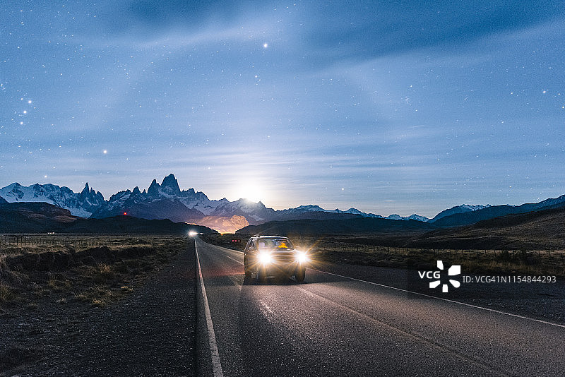 汽车夜间行驶在前往阿根廷巴塔哥尼亚埃尔查尔滕的路上图片素材