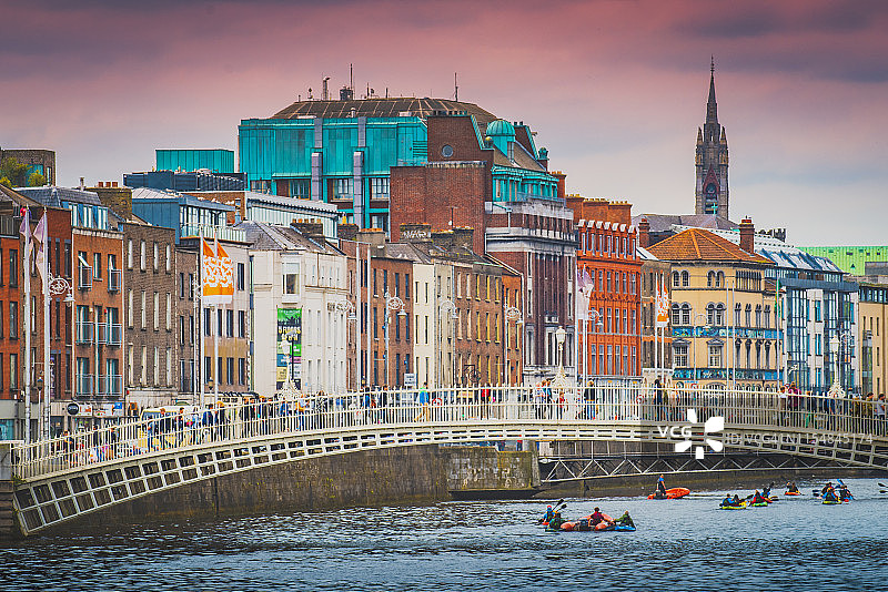 爱尔兰都柏林老城和半便士桥图片素材