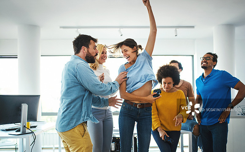 软件开发人员休息时玩电子游戏图片素材