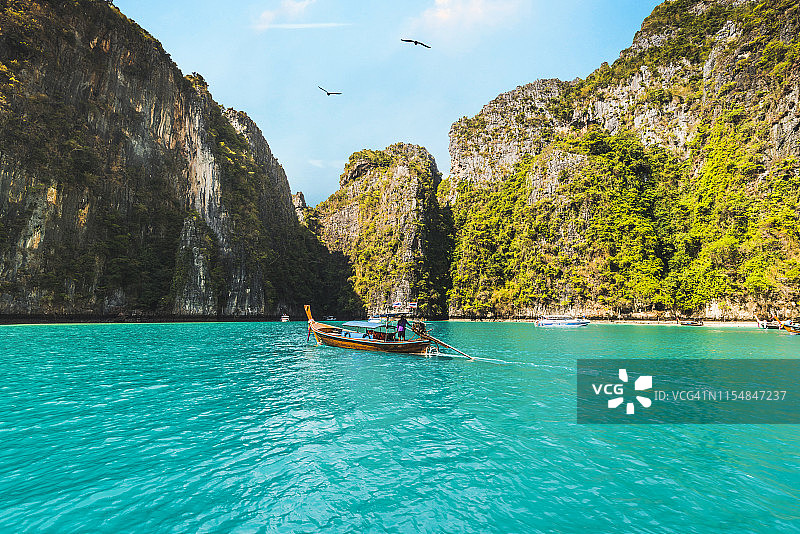 泰国皮皮岛Pileh泻湖上的长尾船图片素材