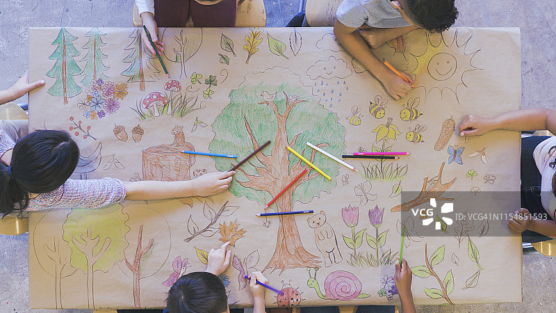 孩子们绘制庆祝自然的壁画图片素材