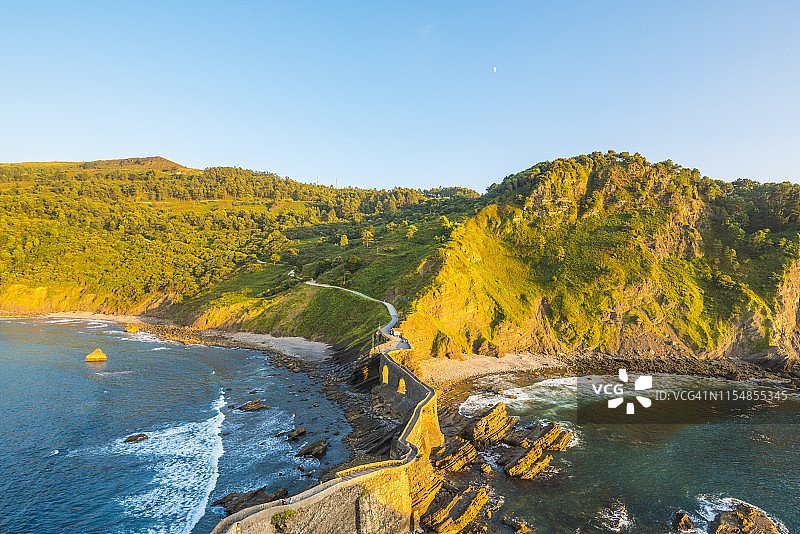 西班牙巴斯克海岸Gaztelugatxe的狂野海岸图片素材