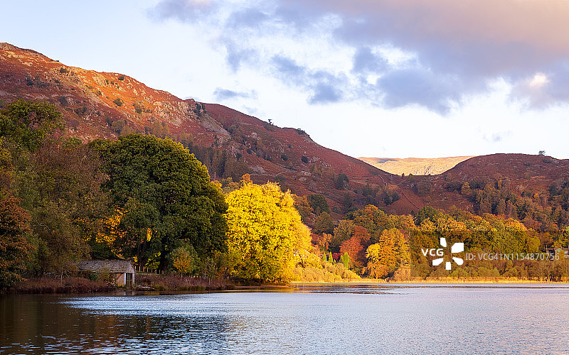 英格兰坎布里亚郡湖区格拉斯米尔的日出图片素材