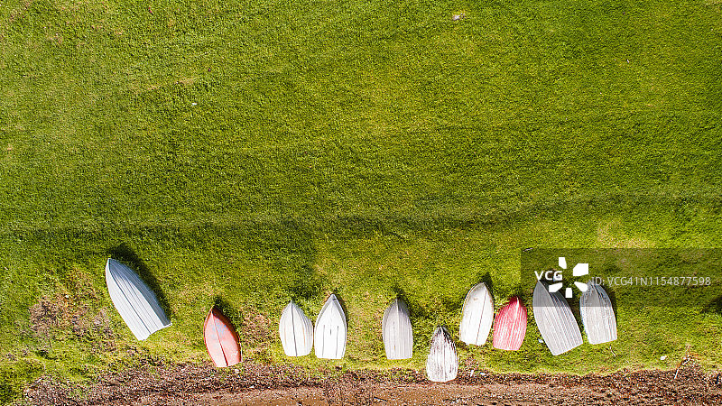 海滩边的船只鸟瞰图图片素材