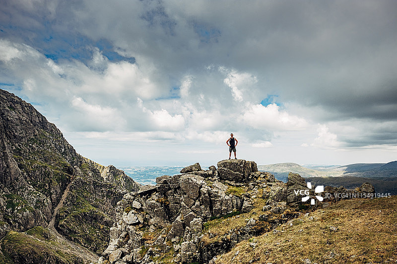 男人在Scafell Pike山顶图片素材