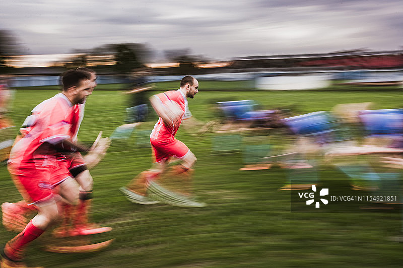 模糊运动中的橄榄球比赛图片素材
