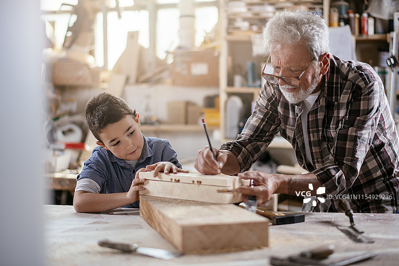 爷爷教他的孙子图片素材