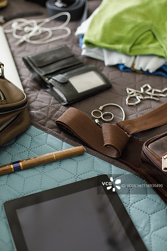 男人在床上准备打包的配件图片素材