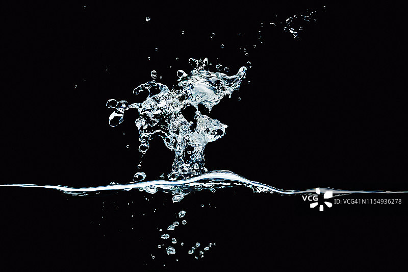 水花飞溅侧面图黑色背景图片素材