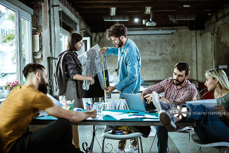 服装设计工作室的工作日图片素材