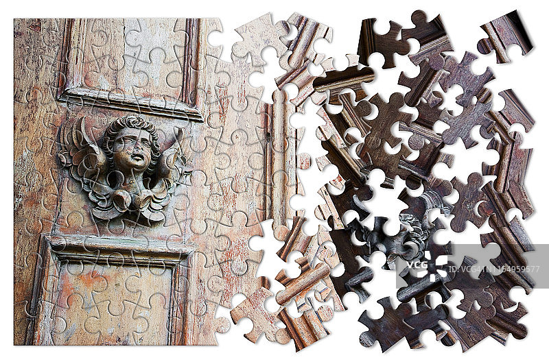 信仰的缓慢构建——木门上天使雕塑的概念图像——拼图形状的概念图像图片素材