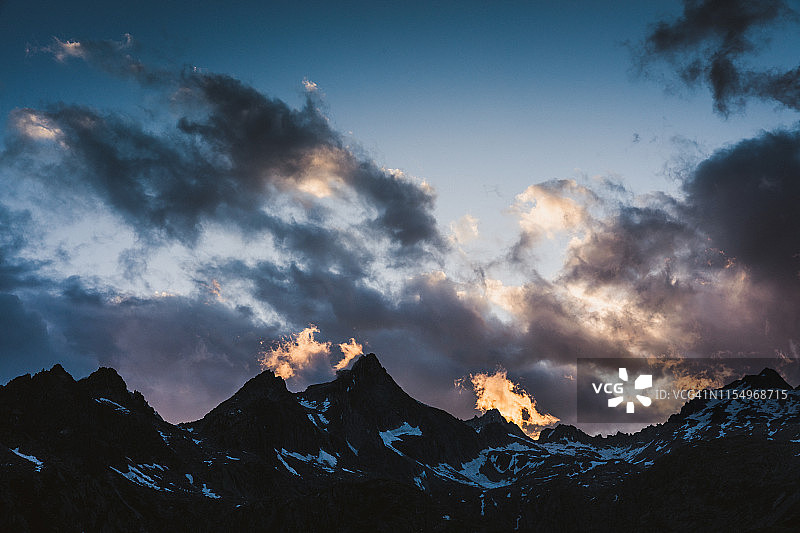 意大利亚达梅洛布伦塔自然公园的山峰图片素材