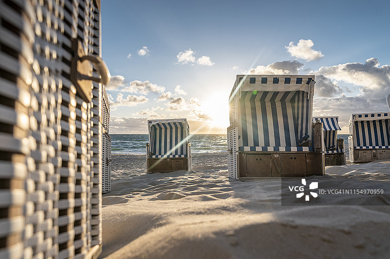 海滩上的带篷沙滩椅图片素材