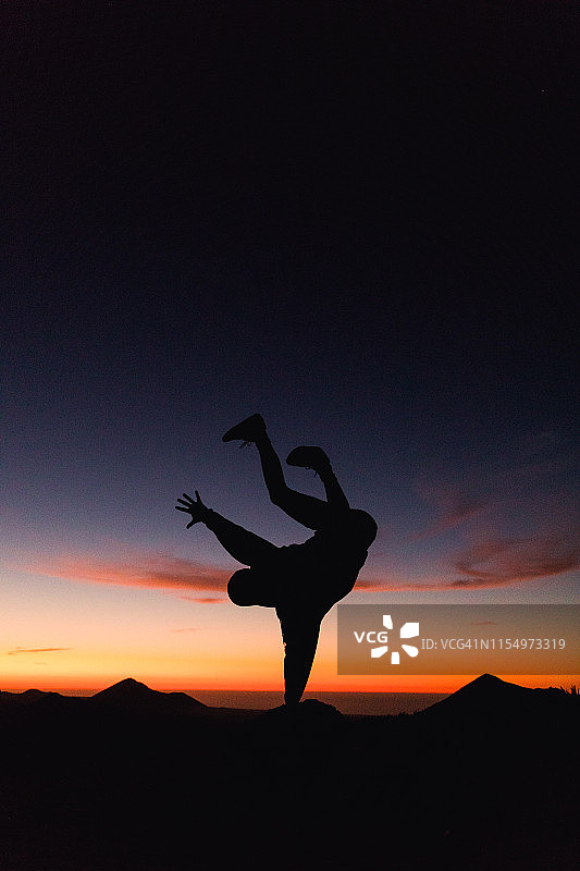 户外霹雳舞动作的人图片素材