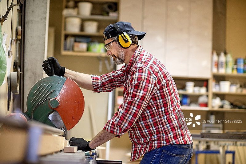 木匠切割木材图片素材