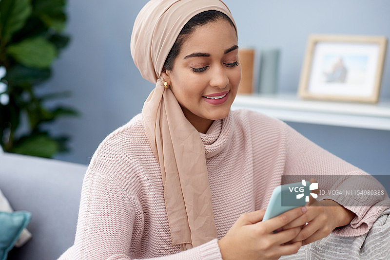 今天她所有的朋友都很健谈图片素材