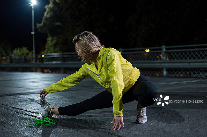年轻女人训练前拉伸图片素材