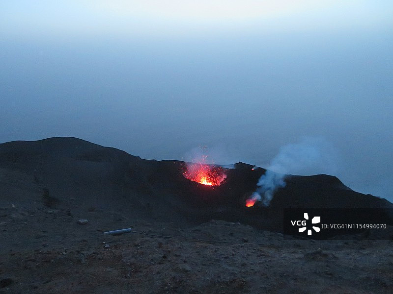 斯特龙博利火山爆发，西西里岛图片素材