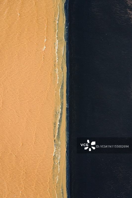 冰岛南部黑沙滩异色水竖版图片素材