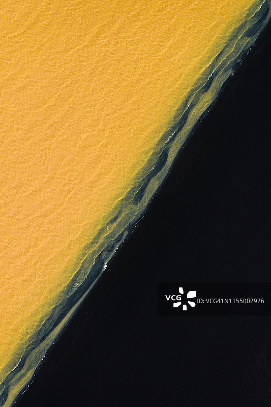 冰岛南部地区的黑色沙滩和彩色海水图片素材