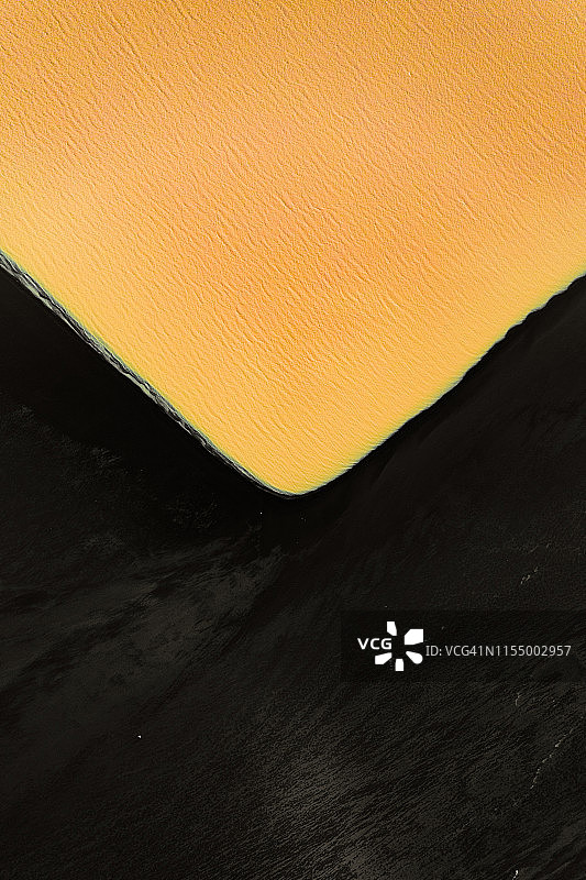 冰岛黑色三角形海滩和彩色海水图片素材